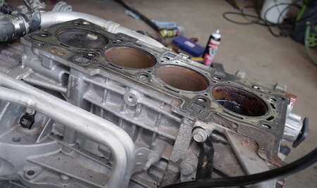 Engine head gasket failure